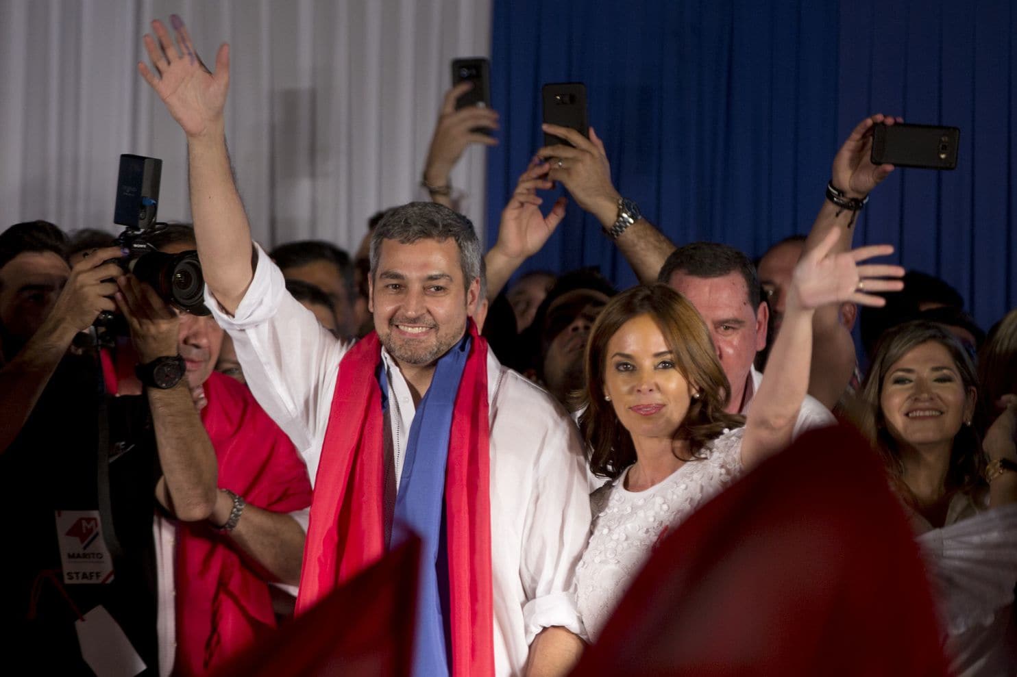 Tân Tổng thống Paraguay Mario Abdo Benitez và phu nhân vẫy tay chào người ủng hộ trong buổi lễ chúc mừng tại trụ sở của Đảng Colorado ngày 22/4. (Ảnh: AP)