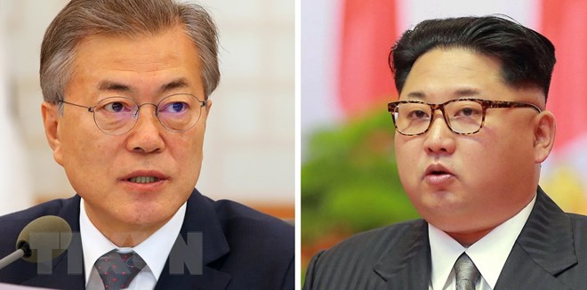 Tổng thống Hàn Quốc Moon Jae-in (ảnh trái) và nhà lãnh đạo Triều Tiên Kim Jong-un (ảnh phải). (Nguồn: EPA-EFE/TTXVN)