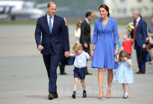 Hoàng tử Anh William và Công nương Kate cùng hai con là Hoàng tử George và Công chúa Charlotte tại Vacsava, Ba Lan ngày 19-7-2017. Ảnh: EPA/TTXVN