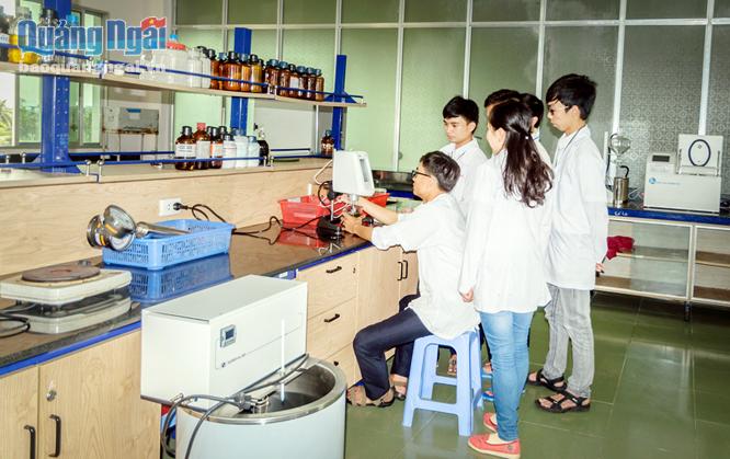 Sinh viên Phân hiệu Trường Đại học Công nghiệp TP.Hồ Chí Minh tại Quảng Ngãi trong tiết học thực hành.