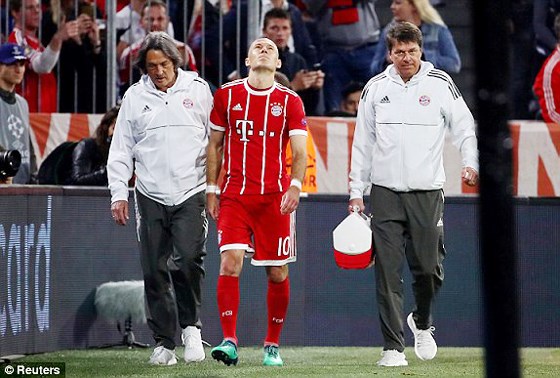  Robben thất vọng rời sân