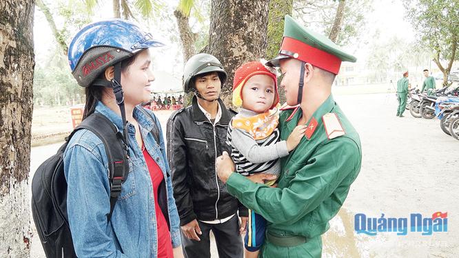 Binh nhì Phạm Văn Hua được đơn vị tạo điều kiện cho người thân đến thăm vào những ngày cuối tuần.