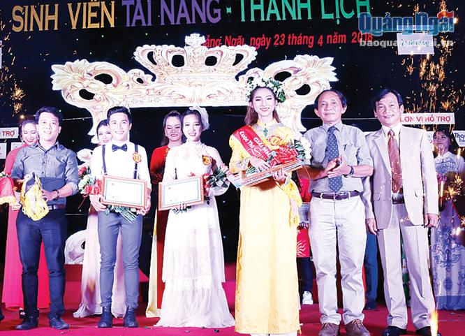 Trao giải nhất cho thí sinh Nguyễn Quang Bảo Loan (thứ 3 từ phải sang).