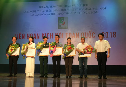 NSND Quang Vinh, quyền Cục trưởng Cục Nghệ thuật biểu diễn trao HCV cho các đơn vị đạt giải.