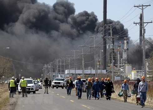 Khói bốc lên dày đặc từ hiện trường vụ nổ nhà máy lọc dầu Husky Energy. Ảnh: AFP/TTXVN