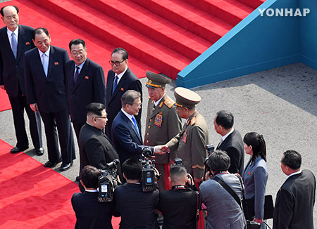 Nhà lãnh đạo Triều Tiên giới thiệu các thành viên trong đoàn với Tổng thống Hàn Quốc