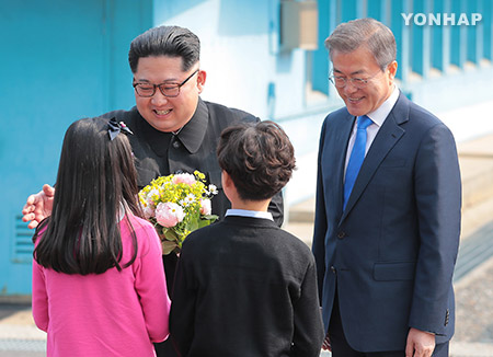 Các em học sinh Hàn Quốc tặng hoa nhà lãnh đạo Triều Tiên