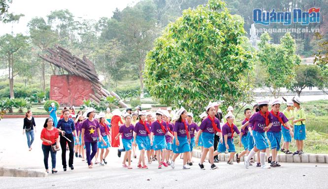 Học sinh về thăm, dâng hương tại Khu Di tích quốc gia đặc biệt Ngã ba Đồng Lộc.