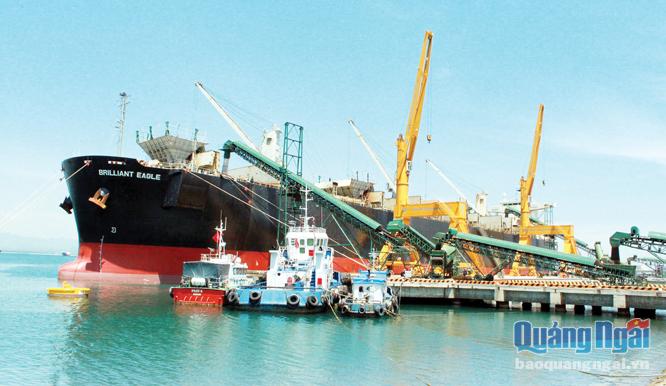 Hạ tầng giao thông, cảng biển ở khu đông Bình Sơn đã và đang được đầu tư phát triển mạnh mẽ.