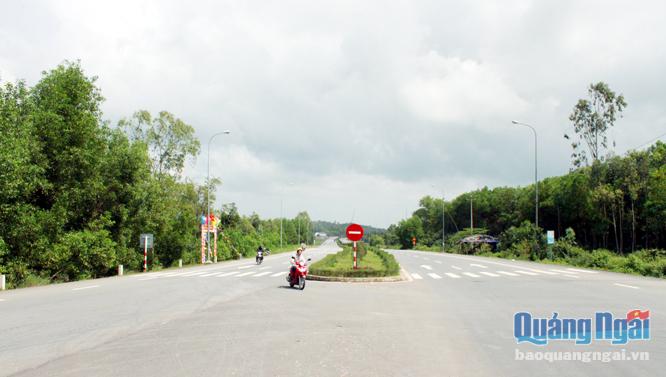  Tuyến đường Võ Văn Kiệt được đầu tư xây dựng khang trang mở ra cơ hội phát triển cho các xã khu đông Bình Sơn.