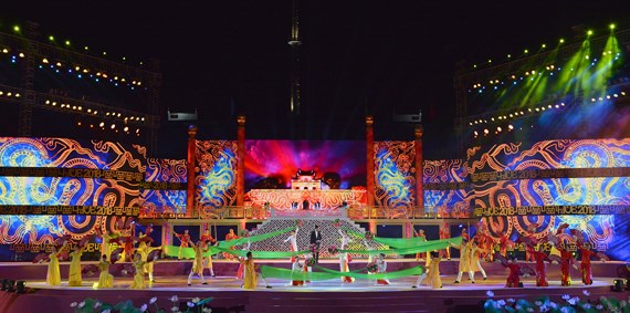 Tối 27-4, tại sân khấu trước Đại nội Huế đã diễn ra lễ khai mạc Festival Huế 2018 chủ đề “Di sản văn hóa, hội nhập và phát triển, Huế 1 điểm đến 5 di sản”.