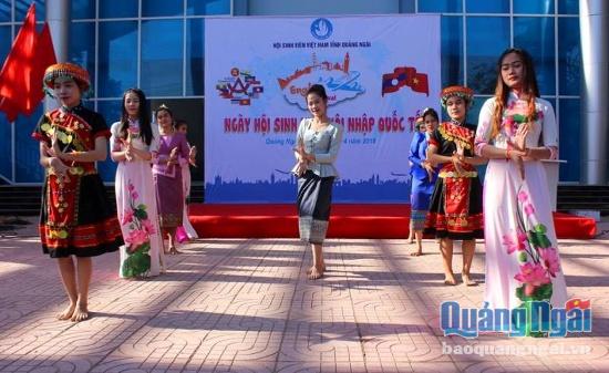Các bạn sinh viên cùng biểu diễn điệu múa của nước bạn Lào. 