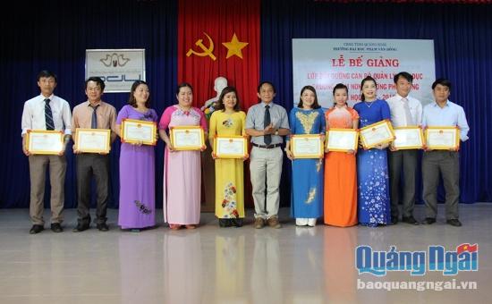 Tiến sĩ Nguyễn Đăng Vũ- Hiệu trưởng trường Đại học Phạm Văn Đồng trao khen thưởng cho các học viên xuất sắc nhất khóa học.