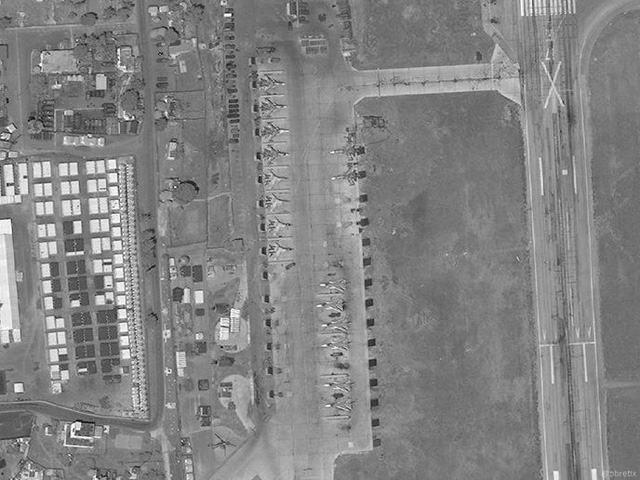  Hình ảnh vệ tinh cho thấy số lượng máy bay chiến đấu Nga tăng đáng kể tại căn cứ không quân Hmeymim (Ảnh: Almasdar News)