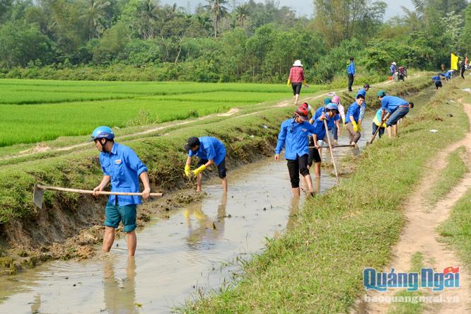 Đoàn viên thanh niên huyện Tư Nghĩa nạo vét kênh mương giúp dân.