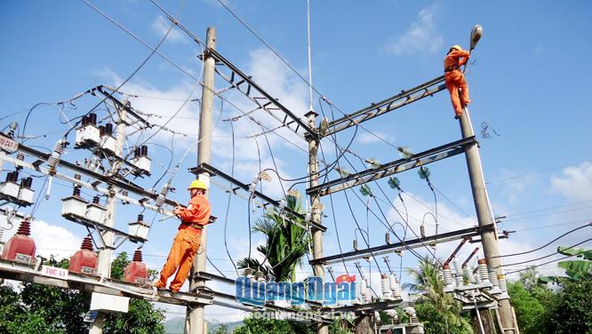 Kiểm tra, bảo dưỡng lưới điện ở huyện miền  núi Trà Bồng.