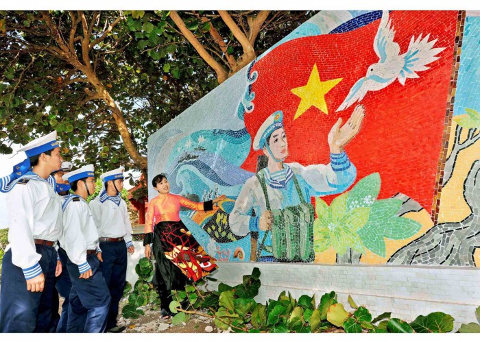 Hình ảnh họa sĩ Thu Thủy với tranh gốm cổ động ở Trường Sa trong phim. (Ảnh: Thể thao văn hóa)