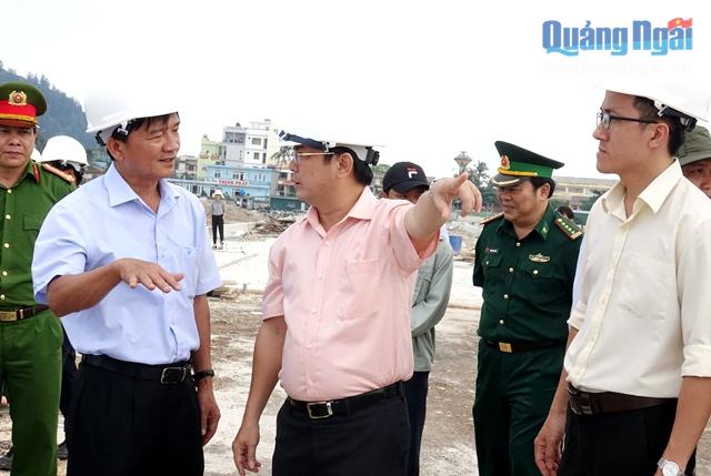 Chủ tịch UBND tỉnh Trần Ngọc Căng đi kiểm tra thực tế tiến độ thi công các công trình trên đảo Lý Sơn