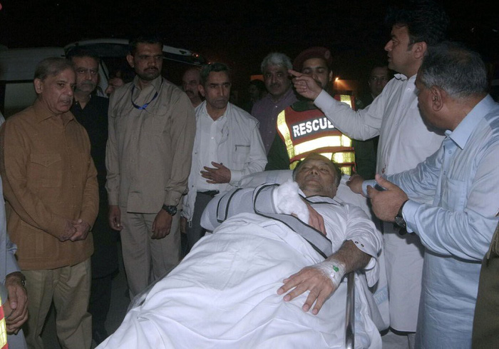 Ông Ahsan Iqbal, Bộ trưởng Nội vụ Pakistan được đưa vào viện sau khi bị bắn ngày 6-5 - Ảnh: EPA