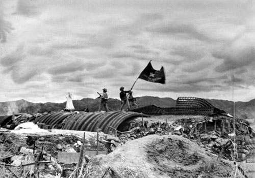 Ngày 7-5-1954, lá cờ “Quyết chiến quyết thắng” của Quân đội nhân dân Việt Nam tung bay trên nóc hầm tướng De Castrie, kết thúc oanh liệt cuộc kháng chiến chống Pháp. Ảnh tư liệu