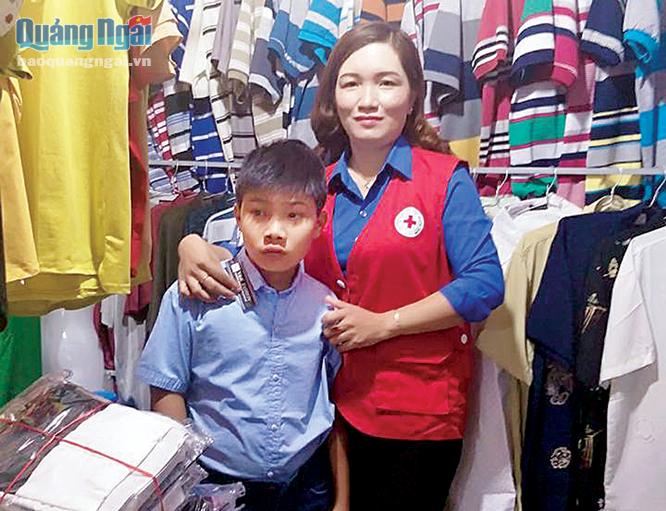Chị Nguyễn Thị Diễm Kiều nhận chăm sóc em Nguyễn Thanh Toàn, học sinh lớp 5B, Trường Tiểu học Phổ Phong (Đức Phổ).