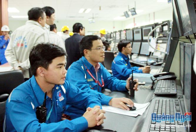 Cán bộ, kỹ sư  làm việc tại phòng điều khiển trung tâm NMLD Dung Quất.
