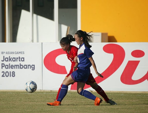 Một pha tranh bóng trong trận U16 nữ Việt Nam - U16 nữ Philippines.