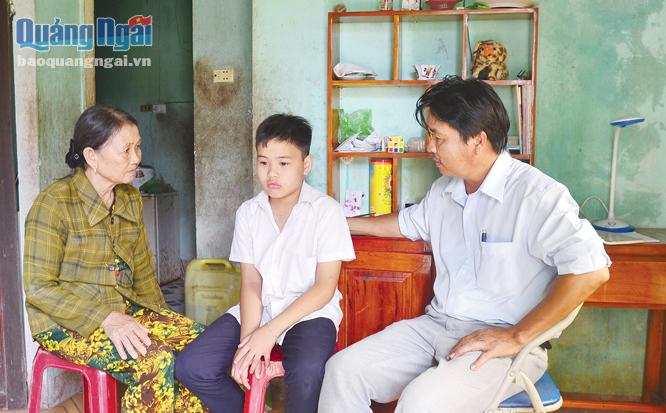 Lãnh đạo Hội Chữ thập đỏ huyện Bình Sơn thăm hỏi, động viên bà Ngô Thanh Vân và cháu nội ở xã Bình Thanh Đông. 