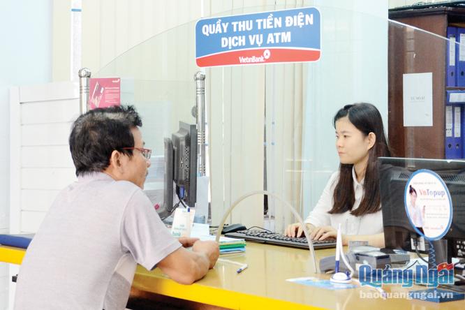 Hỗ trợ khách hàng dùng điện thực hiện thủ tục thanh toán tiền qua ngân hàng tại VietinBank Quảng Ngãi.       