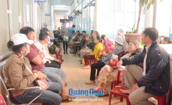 Nhiều người đến khám, chữa bệnh tại Trung tâm Nội tiết tỉnh.    