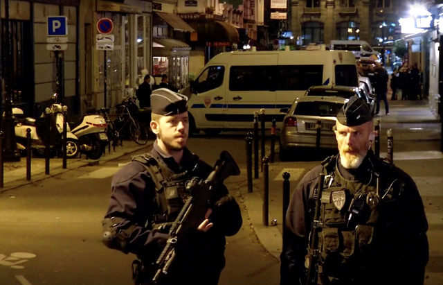 Cảnh sát phong tỏa hiện trường ở khu vực trung tâm Paris tối 12-5 - Ảnh: REUTERS