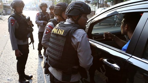  Cảnh sát Indonesia tại hiện trường vụ đánh bom. Ảnh: AP.
