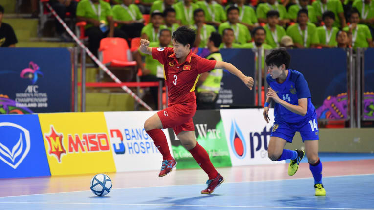  Một pha tranh chấp trong trận tranh Huy chương Đồng giữa đội Việt Nam (trang phục đỏ) và đội Thái Lan ngày 12/5. Ảnh: AFC