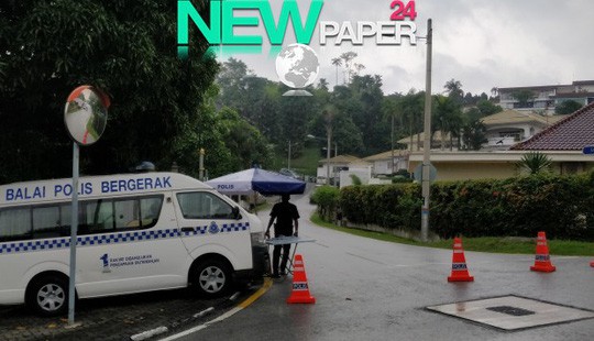 Xe cảnh sát xuất hiện gần nhà ông Najib. (Ảnh: Bhavan Jaipragas)