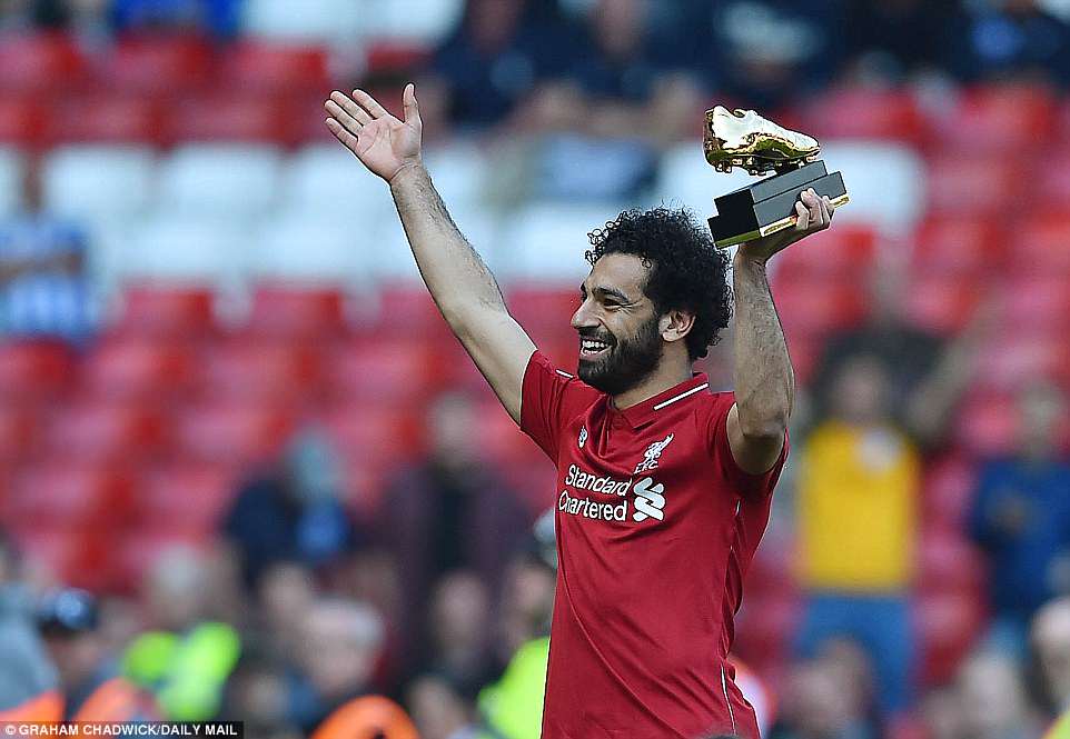 Salah ăn mừng danh hiệu "Chiếc giày vàng" ngay trên sân nhà Anfield, trước sự chứng kiến của đông đảo người hâm mộ. Ảnh: Daily Mail