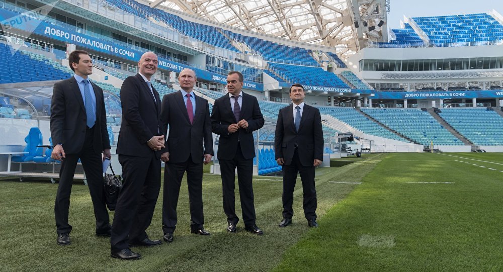 Tổng thống Nga và Chủ tịch FIFA Gianni Infantino đến kiểm tra SVĐ Fish ở Sochi ngày 3/5. Ảnh: Suptnik