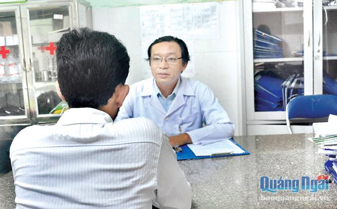 Bác sĩ Phạm Văn Long tư vấn điều trị bằng thuốc Methadone cho người nghiện ma túy.