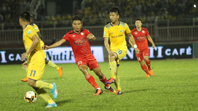Phan Văn Đức (20) ghi bàn, đưa SL Nghệ An vào bán kết cúp quốc gia