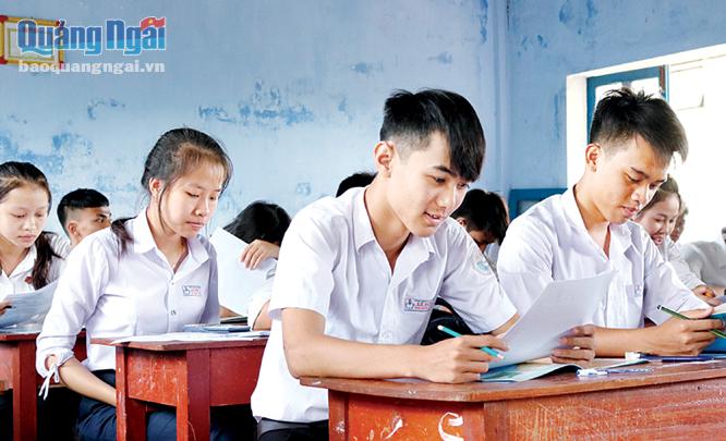Học sinh lớp 12 Trường THPT Lý Sơn tập trung ôn tập, chuẩn bị cho kỳ thi THPT quốc gia 2018.