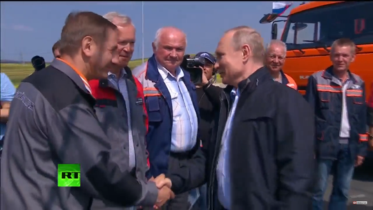 Tổng thống Putin (phải) tham dự lễ khánh thành cầu hôm 15-5. Ảnh: RT