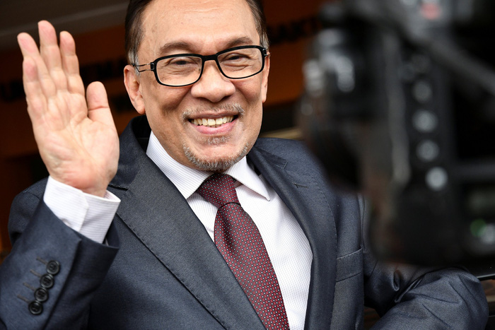 Chính trị gia Anwar Ibrahim vẫy tay chào người ủng hộ sau khi rời bệnh viện ở thủ đô Kuala Lumpur sáng 16-5 - Ảnh: REUTERS