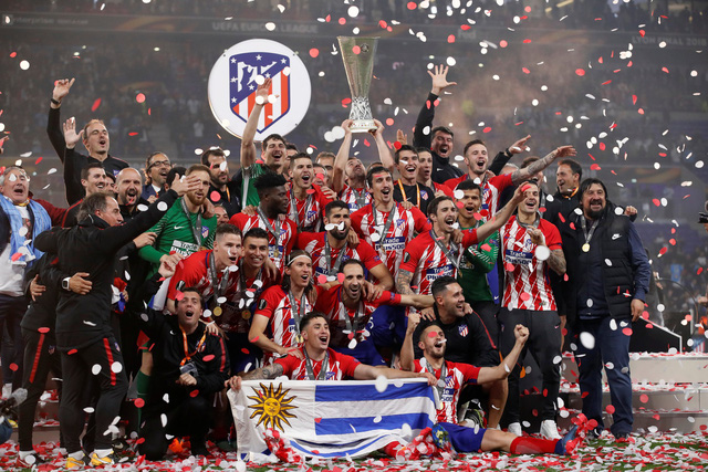 Các cầu thủ Atletico Madrid giơ cao cúp vô địch Europa League trên sân Groupama (Lyon) - Ảnh: REUTERS