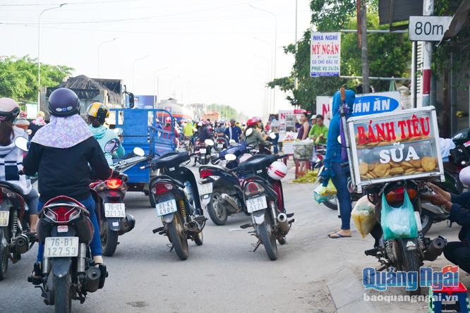 Nhiều điểm bán hàng ven đường ở gần KCN Tịnh Phong gây cản trở, mất trật tự an toàn giao thông.