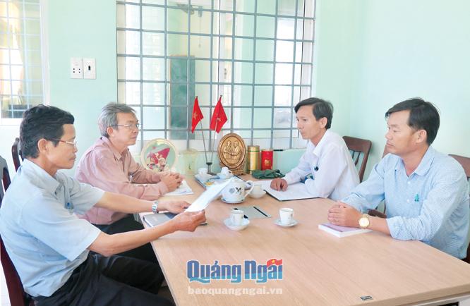 Cán bộ Đảng ủy xã Bình Phước (Bình Sơn) trao đổi về tình hình công tác tại địa phương.  