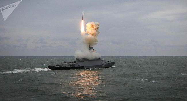 Tên lửa hành trình Kalibr bắn từ một tàu chiến (Ảnh: Sputnik)