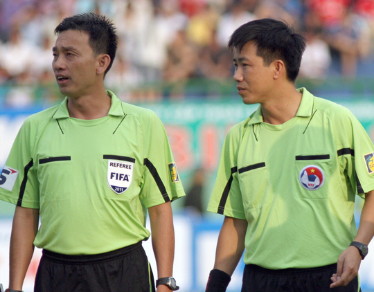 Ông Võ Minh Trí (trái) thừa kinh nghiệm điều hành giới trọng tài Ảnh: Quang Liêm