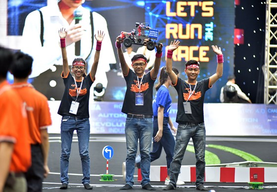 Đội UET Fastest của ĐH Công nghệ - ĐH Quốc gia Hà Nội đã giành chức vô địch cuộc đua số mùa thứ 2