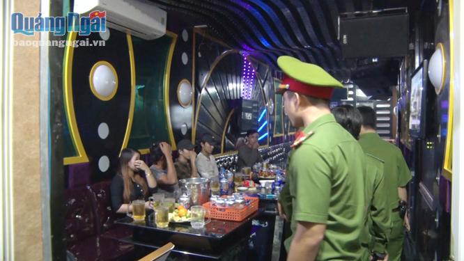 Lực lượng Cảnh sát Quản lý hành chính về trật tự xã hội (Công an tỉnh) kiểm tra một phòng hát karaoke hoạt động sau 24 giờ.                               ẢNH: THÀNH SỰ
