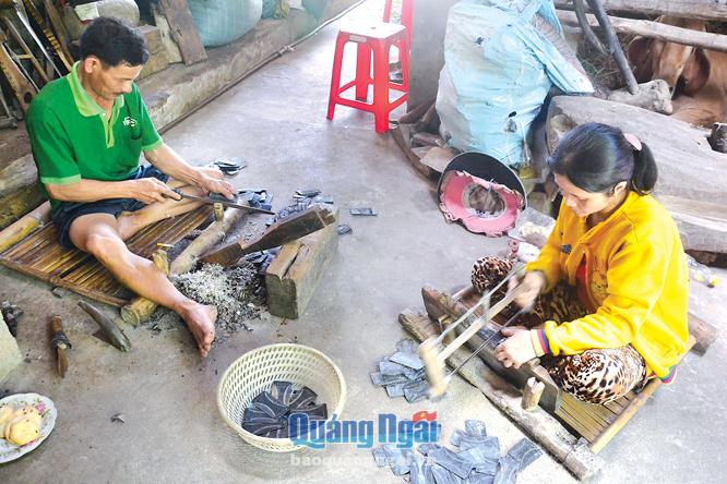   Vợ chồng anh Nguyễn Văn Hướng tận dụng phía sau nhà thoáng mát, cùng chia nhau từng công đoạn để tạo ra chiếc lược.