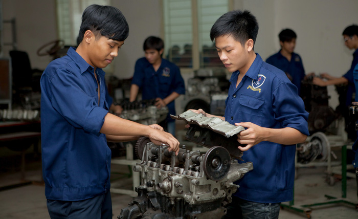 Sinh viên ngành cơ khí Trường ĐH Nguyễn Tất Thành thực hành tại xưởng của trường. Ảnh: M.G.